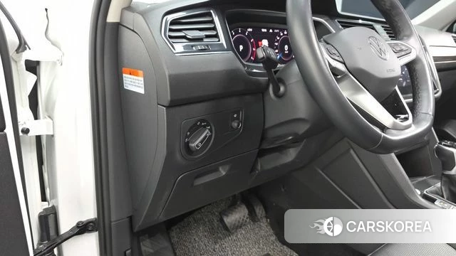 Volkswagen Tiguan Allspace 2023 Белый из Кореи, фото 4
