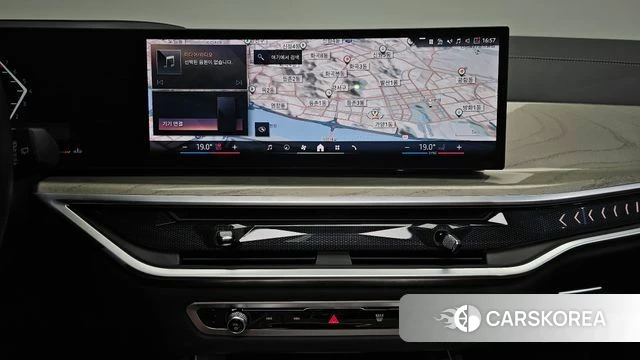 BMW X7 (G07) 2024 Серебристо-серый из Кореи, фото 4