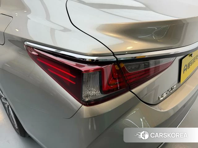 Lexus ES 2023 Серебристо-серый из Китая, фото 4