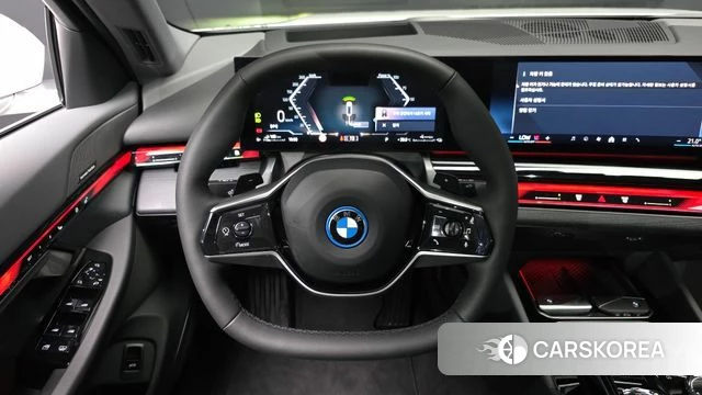 BMW 5 Series (G60) 2025 Белый из Кореи, фото 4
