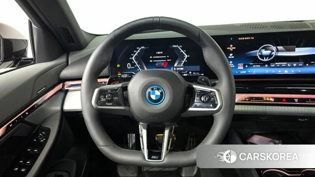 BMW 5 Series (G60) 2026 Серый из Кореи, фото 4