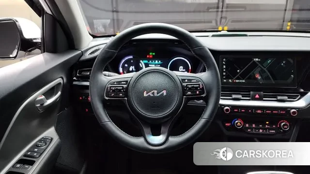 Kia Niro Plus 2023 Белый из Кореи, фото 4
