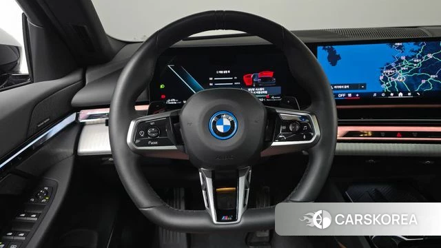 BMW 5 Series (G60) 2025 Черный из Кореи, фото 4