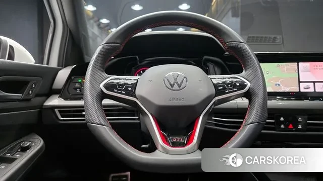 Volkswagen Golf 8th Generation 2023 Белый из Кореи, фото 4