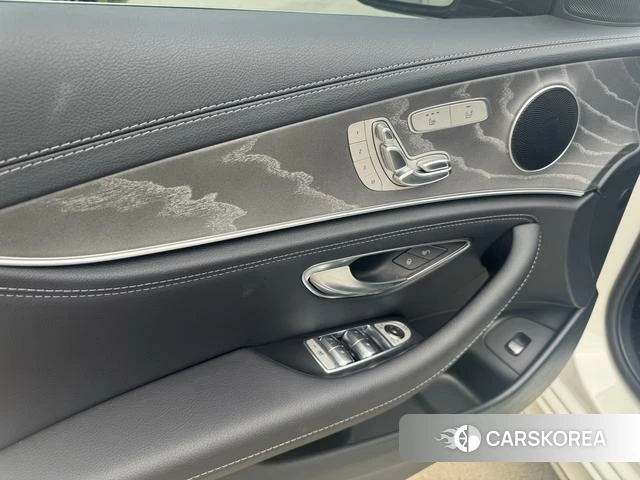 Mercedes-Benz E-class 2023 Белый из Китая, фото 4