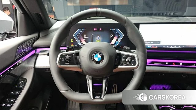BMW 5 Series (G60) 2025 Серебристо-серый из Кореи, фото 4
