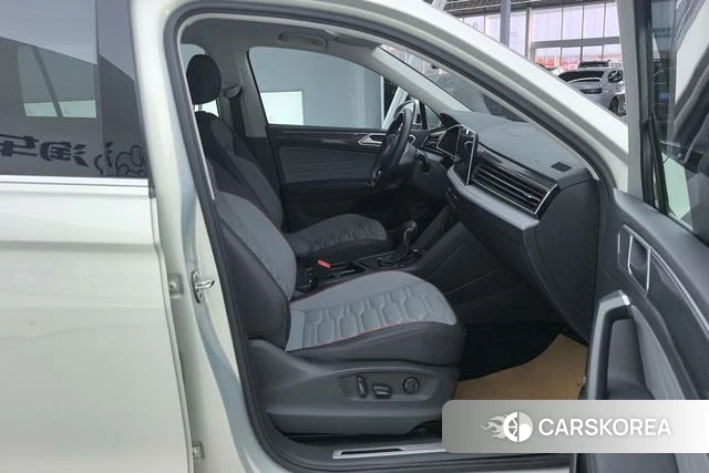 Volkswagen Tiguan L 2022 Темно-серый из Китая, фото 4