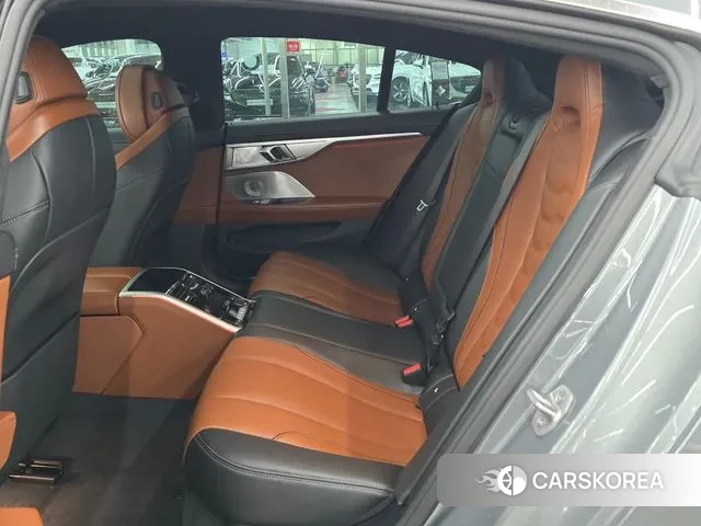 BMW 8 Series (G15) 2023 Серебристо-серый из Кореи, фото 4