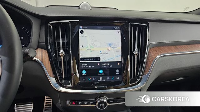 Volvo S60 3rd generation 2023 Белый из Кореи, фото 4