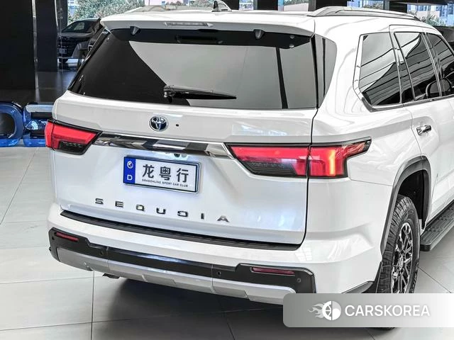 Toyota Sequoia 2023 Белый из Китая, фото 4