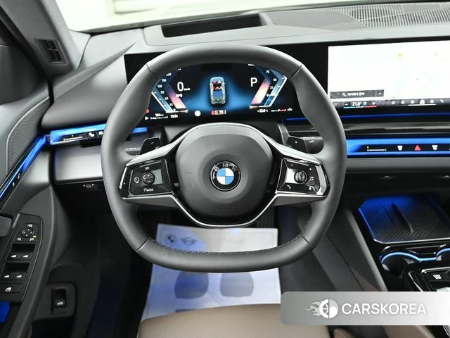 BMW 5 Series (G60) 2025 Небесно-голубой из Кореи, фото 4