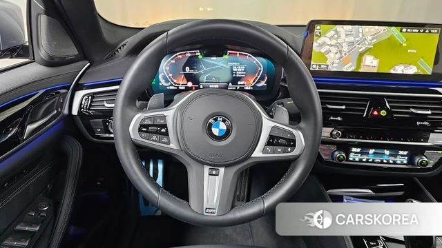 BMW 5 Series (G30) 2023 Серебристо-серый из Кореи, фото 4