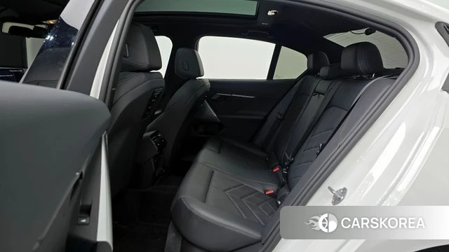 BMW 5 Series (G60) 2023 Белый из Кореи, фото 4