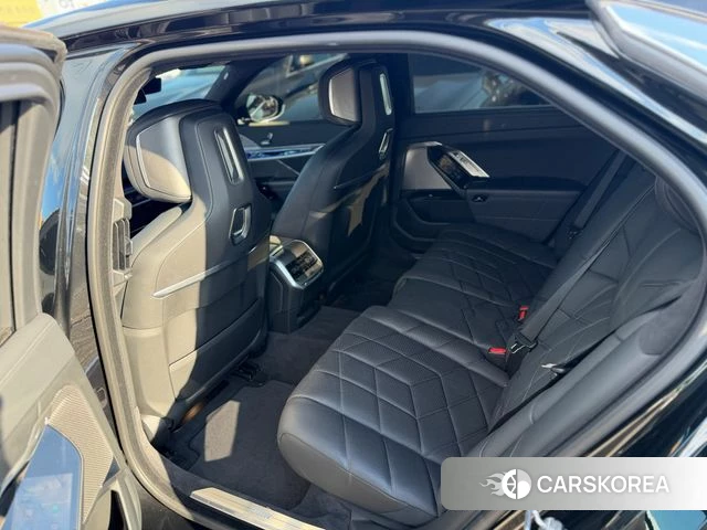 BMW 7 Series (G70) 2023 Черный из Кореи, фото 4