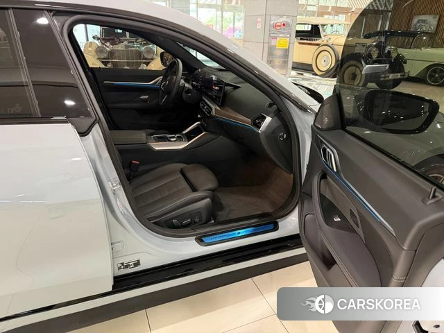 BMW i4 2024 Светло-серебряный цвет из Кореи, фото 4