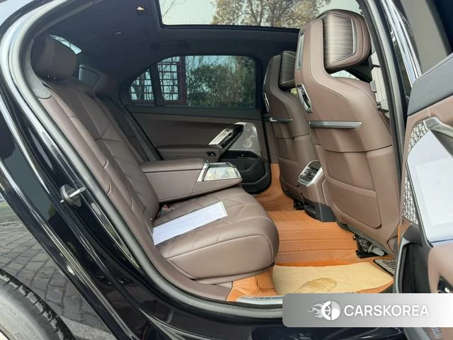 BMW 7 series 2023 Черный из Китая, фото 4