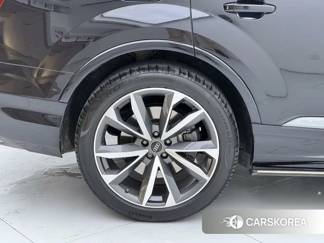 Audi Q7 2021 Черный из Китая, фото 4
