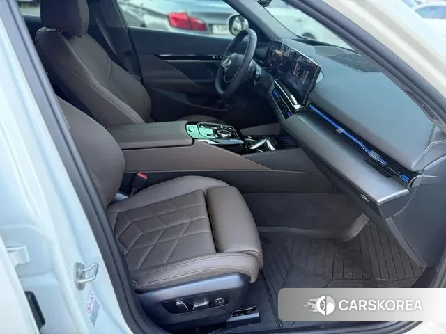 BMW 5 Series (G60) 2024 Белый из Кореи, фото 4