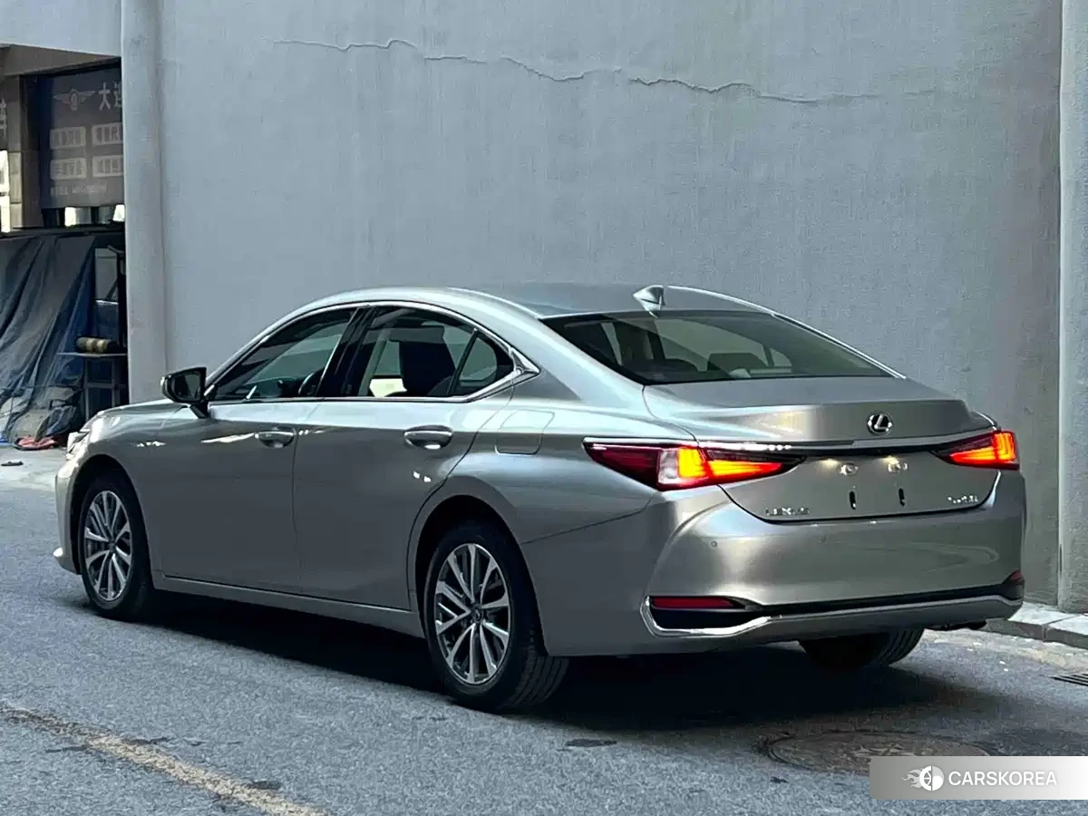 Lexus ES 2023 Silver/gray из Китая, фото 4