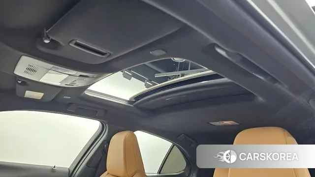 Lexus UX300h 2024 Серебряный из Кореи, фото 4