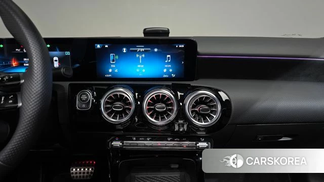Mercedes-Benz A-Class W177 2025 Белый из Кореи, фото 4