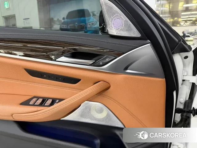 BMW 5 Series (G30) 2021 Белый из Кореи, фото 4