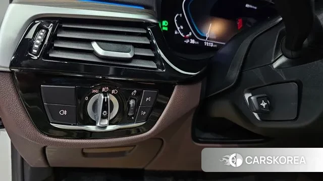 BMW 5 Series (G30) 2023 Белый из Кореи, фото 4