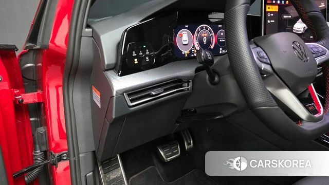Volkswagen Golf 8th Generation 2026 Красный из Кореи, фото 4