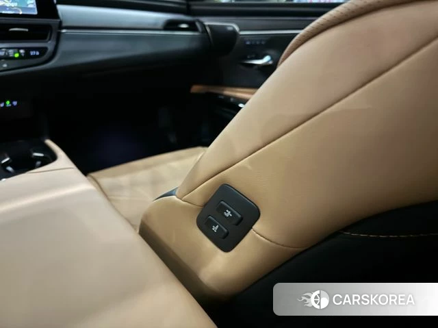 Lexus ES300h 7th generation 2024 Черный из Кореи, фото 4