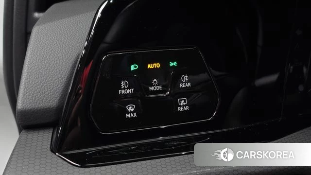 Volkswagen Golf 8th Generation 2023 Белый из Кореи, фото 4