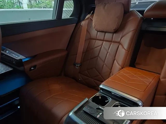 BMW 7 Series (G70) 2023 Светло-серебряный цвет из Кореи, фото 4