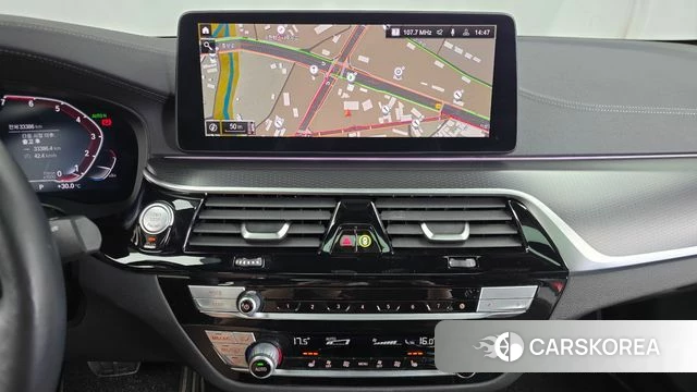 BMW 5 Series (G30) 2022 Серебристо-серый из Кореи, фото 4