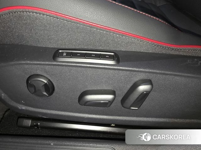 Volkswagen Golf 8th Generation 2025 Красный из Кореи, фото 4
