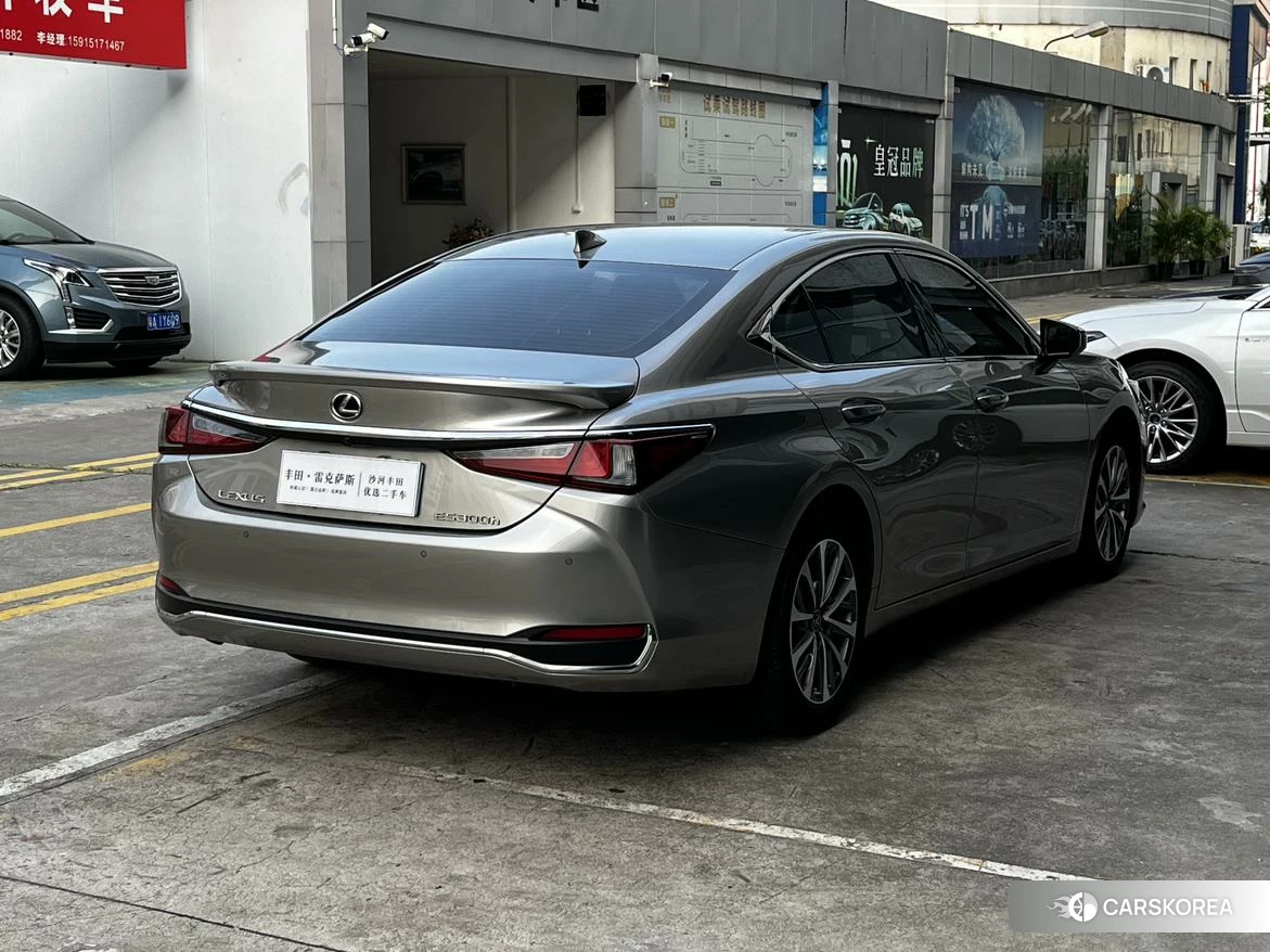 Lexus ES 2022 Серебристо-серый из Китая, фото 4