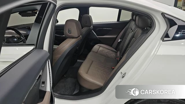 BMW 5 Series (G60) 2024 Белый из Кореи, фото 4