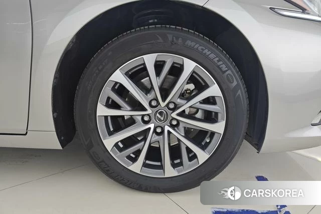 Lexus ES 2023 Темно-серый из Китая, фото 4