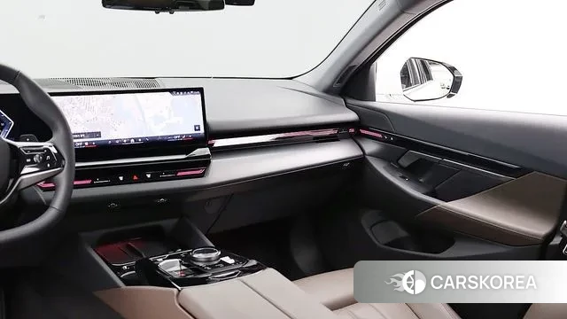 BMW 5 Series (G60) 2023 Белый из Кореи, фото 4