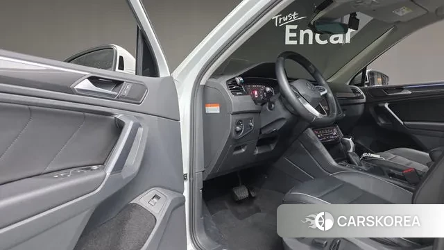 Volkswagen Tiguan second Generation 2023 Белый из Кореи, фото 4