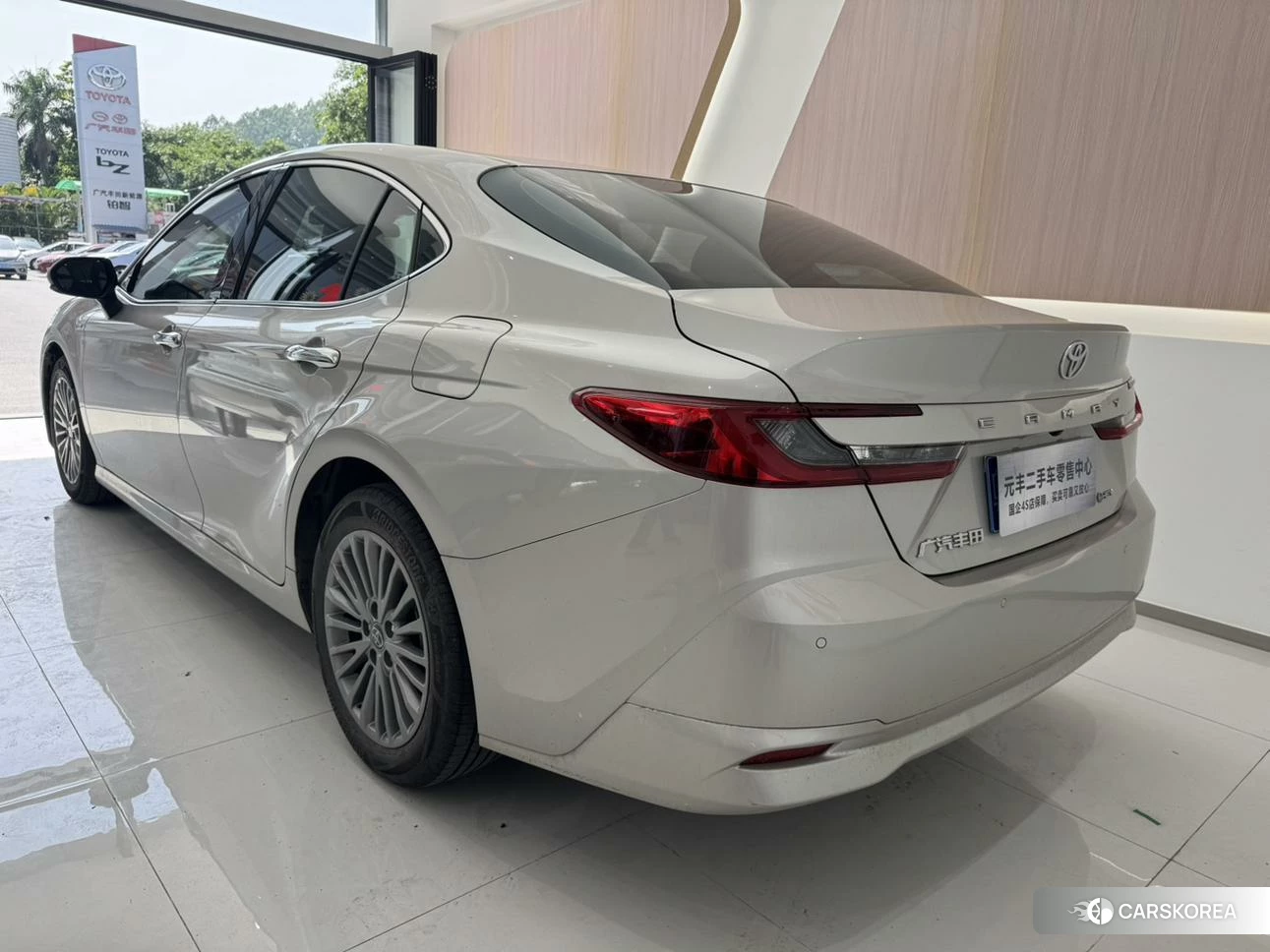 Toyota Camry 2024 Серебристо-серый из Китая, фото 4