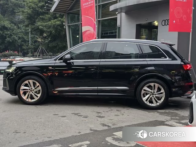 Audi Q7 2023 Черный из Китая, фото 4