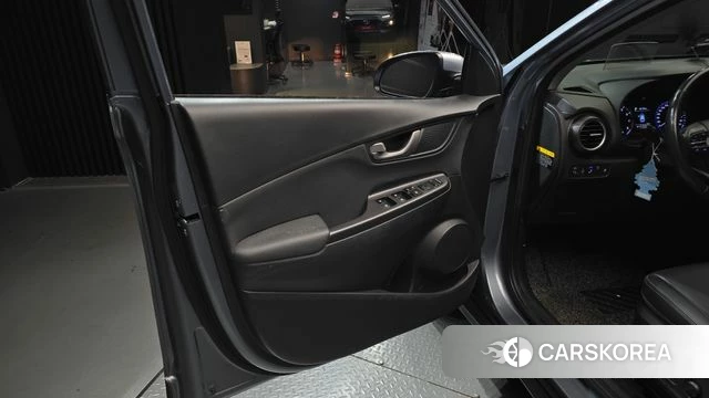 Hyundai Kona 2018 Светло-серебряный цвет из Кореи, фото 4