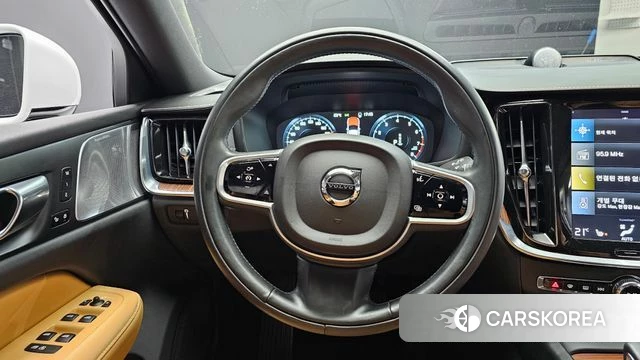 Volvo V60 Cross-Country 2nd Generation 2021 Белый из Кореи, фото 4