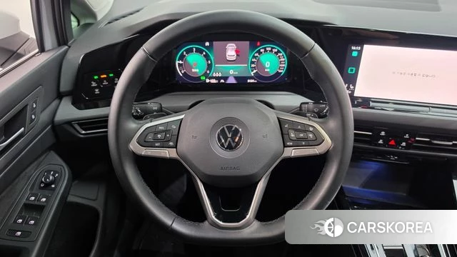 Volkswagen Golf 8th Generation 2023 Белый из Кореи, фото 4