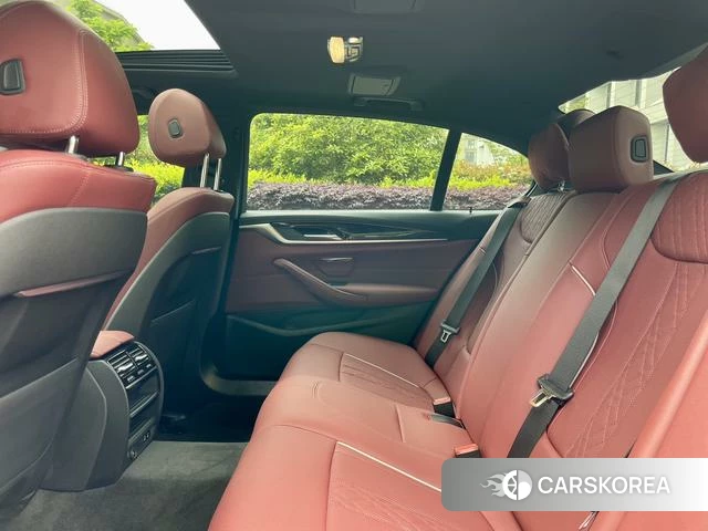 BMW 5 series 2023 Черный из Китая, фото 4
