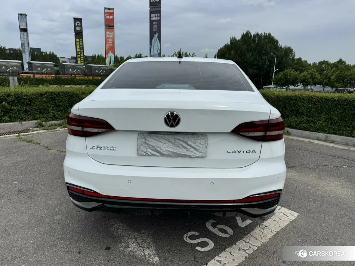 Volkswagen Lavida 2023 Белый из Китая, фото 4