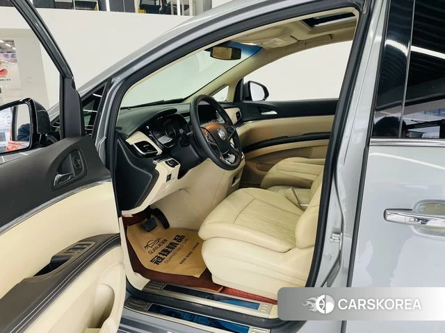 Buick GL8 2024 Серебристо-серый из Китая, фото 4