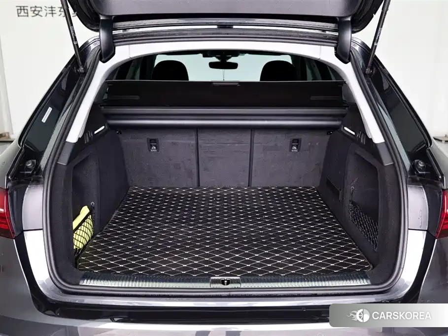 Audi A4L 2024 Silver/gray из Китая, фото 4