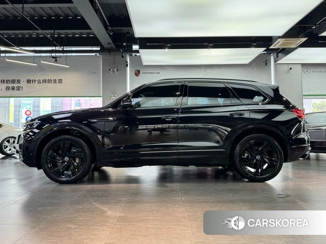 Volkswagen Touareg 2023 Черный из Китая, фото 4
