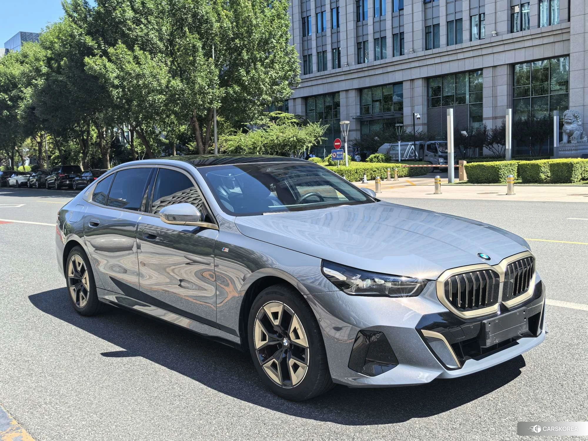 BMW 5 series 2024 Серебристо-серый из Китая, фото 4