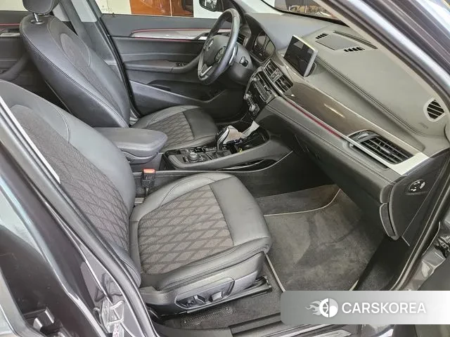 BMW X1 (F48) 2021 Черный из Кореи, фото 4